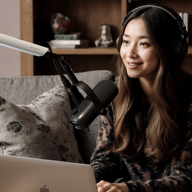 Streamplify MIC VOX with microphone arm in front of person