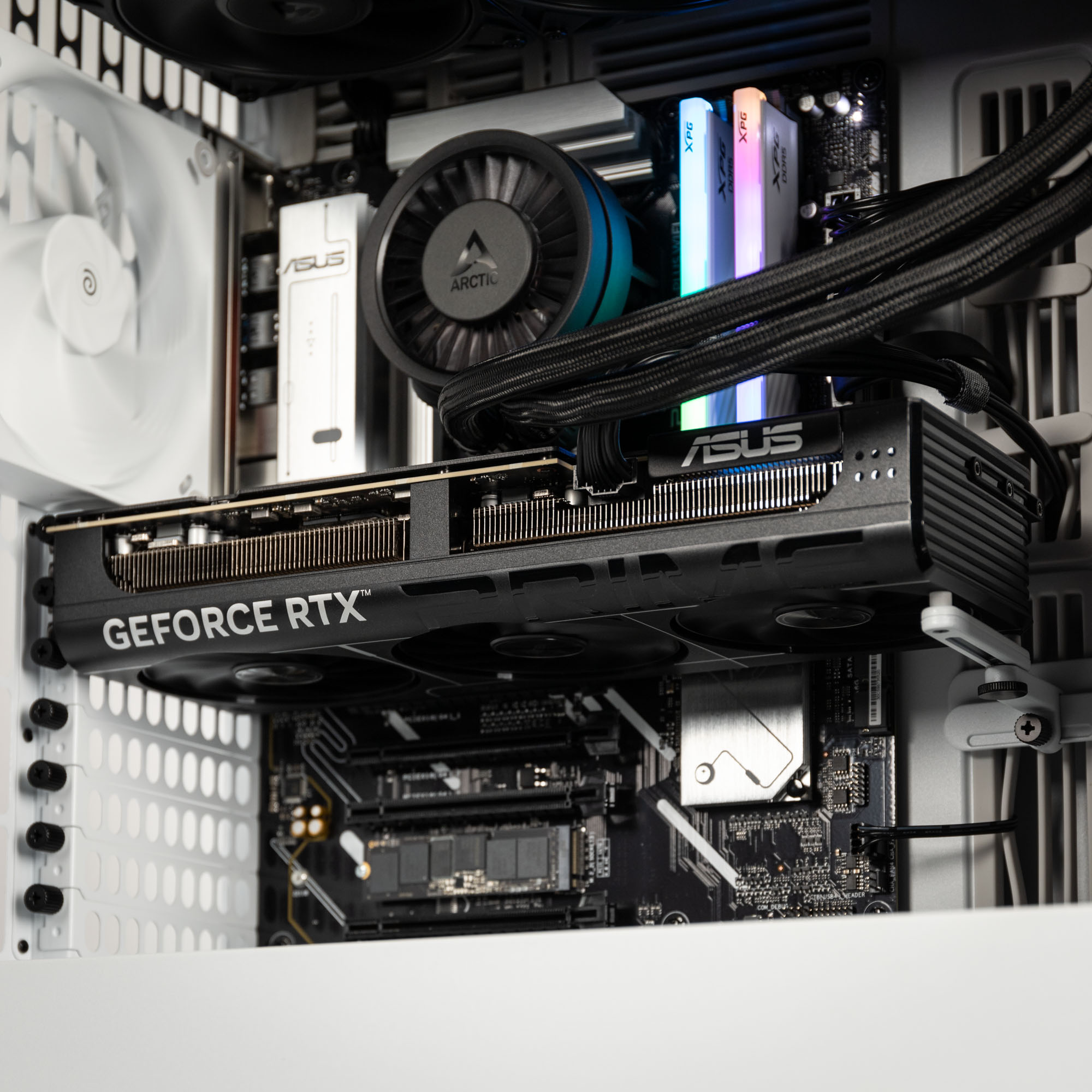 Innenraum des PCs mit GeForce RTX 5080 Grafikkarte