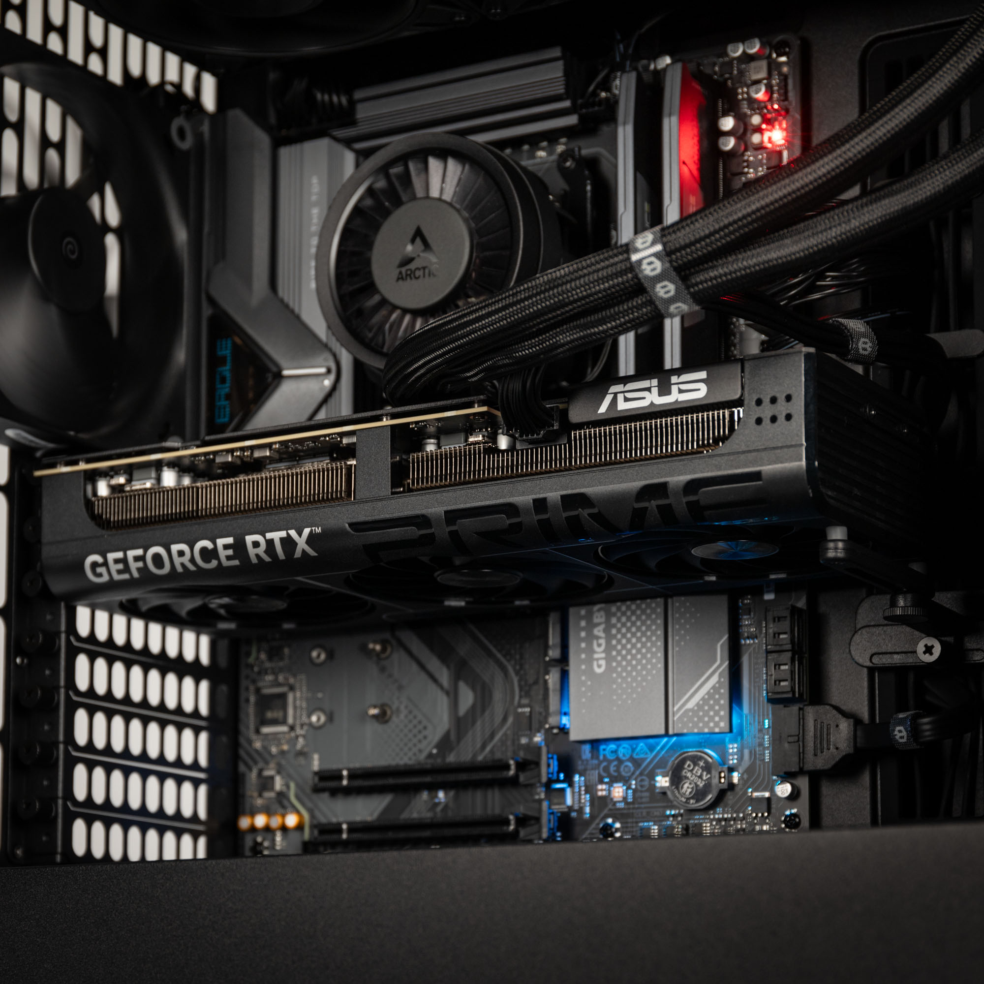 Innenraum des PCs mit GeForce RTX 5080 Grafikkarte